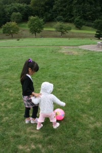 お姉ちゃんに付き添ってもらってゴムボールを蹴るうかたん。