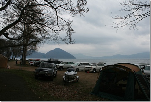湖畔に並ぶ車は全部キャンパー。