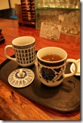 横浜中華街の路地裏にある、「悟空」というお茶屋さんで一杯。マグカップで出される中国茶は非常に親しみやすく、自分でお湯を継ぎ足して飲みまくれます。
