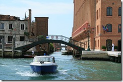 運河と建築物の見事なコラボレート。移動は徒歩か船です。