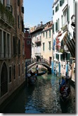 ヴェネチアではお馴染みのレジャー、ゴンドラに乗って運河を巡ります。
