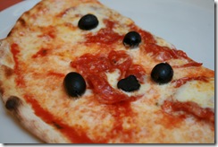 とにかく美味しかったサラミピザ。モッツァレラチーズが溶けて、何とも言えない味わいに。ミラノにお越しの際は是非お立ち寄りを。